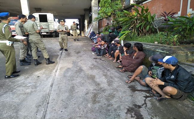 stop-truk-dan-resahkan-sopir-puluhan-bonek-asal-sidoarjo-dipulangkan