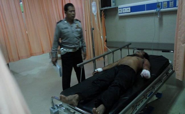 tragis-truk-aqua-tabrak-warung-terguling-tangan-si-sopir-putus