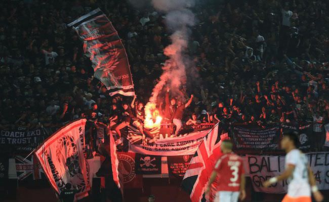 6-kali-pertandingan-dihentikan-karena-flare-ini-komentar-coach-teco