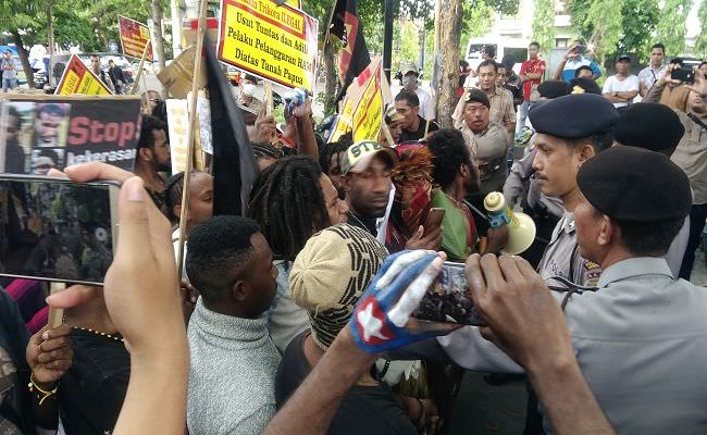 diserang-ormas-aksi-demo-papua-merdeka-di-depan-konsulat-amrik-ricuh