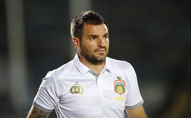 god-bye-coach-simon-pilih-timnas-indonesia-ketimbang-bali-united