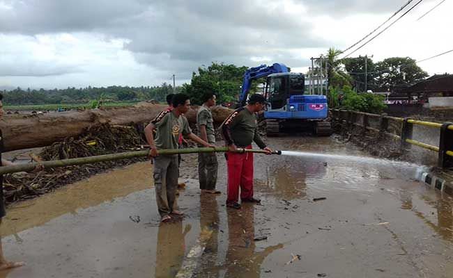 hujan-lebat-banjir-bandang-terjang-jembrana-jalur-nasional-lumpuh