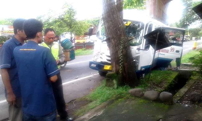 kecapekan-tertidur-saat-nyopir-travel-hantam-pohon-di-jalur-setan