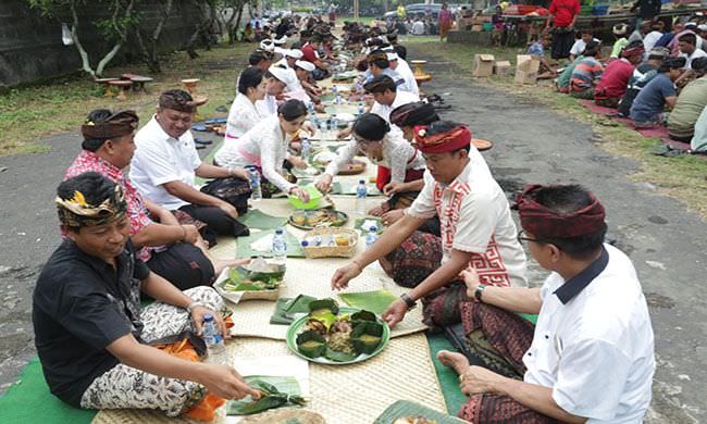magibung-tradisi-makan-bersama-warga-blahbatuh-sambut-tahun-baru