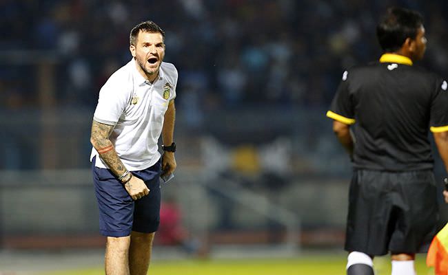 pasek-hengkang-coach-simon-disinyalir-gandeng-eks-persib-jadi-asisten
