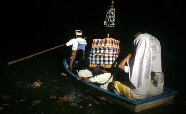 serambeginilah-prosesi-upacara-ngerehang-di-pura-suwung-deluang