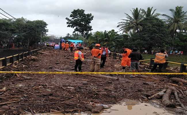 tiga-rumah-jadi-korban-banjir-bandang-arus-lalin-berangsur-normal