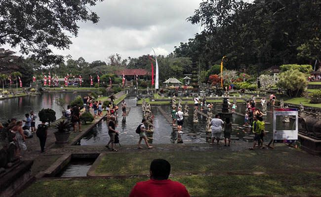 woowjadi-jujukan-turis-tirta-gangga-disiapkan-jadi-tempat-melukat