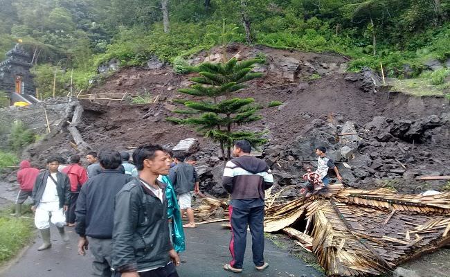 bukit-dan-pura-longsor-akses-kintamani-singaraja-terputus