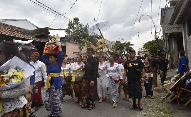 dapat-izin-istri-pertama-jro-jangol-antarkan-jenazah-hingga-setra