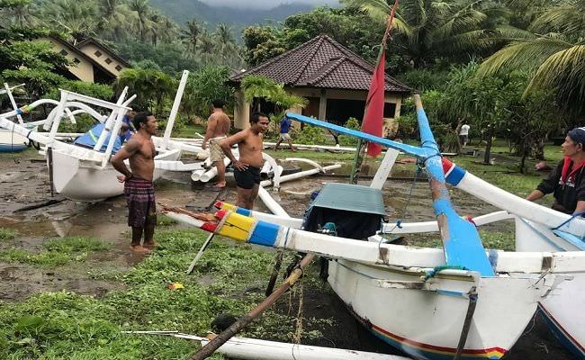 diterjang-gelombang-pasang-99-jukung-nelayan-amed-rusak-4-luka-luka