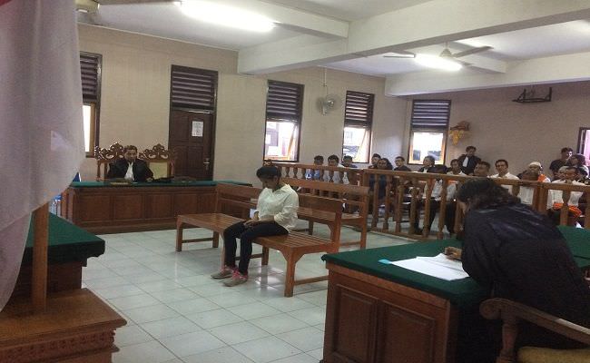 dituntut-14-tahun-ibu-kandung-pembunuh-bayi-kembar-menangis