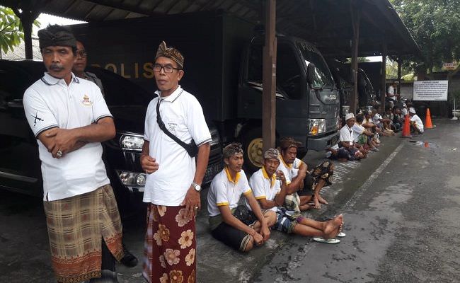 gara-gara-facebook-warga-samplangan-gianyar-memanas-geruduk-polres