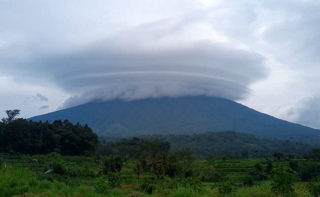 gunung-agung-erupsi-warga-terpapar-hujan-abu-dan-bau-belerang