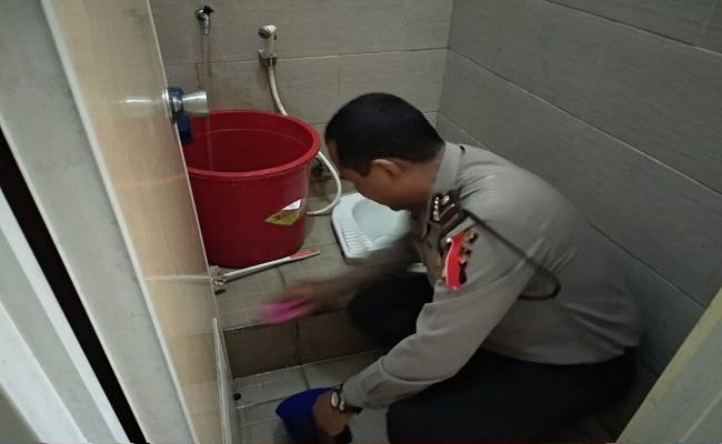 heboh-anggota-polisi-di-bali-ini-disuruh-bersihkan-toilet