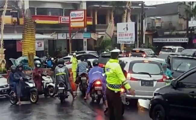 hujan-lebat-got-meluap-di-luwus-jalur-bedugul-macet-sepanjang-18-km