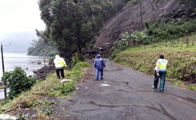 jalan-masih-tertimbun-longsor-warga-trunyan-terpaksa-naik-perahu