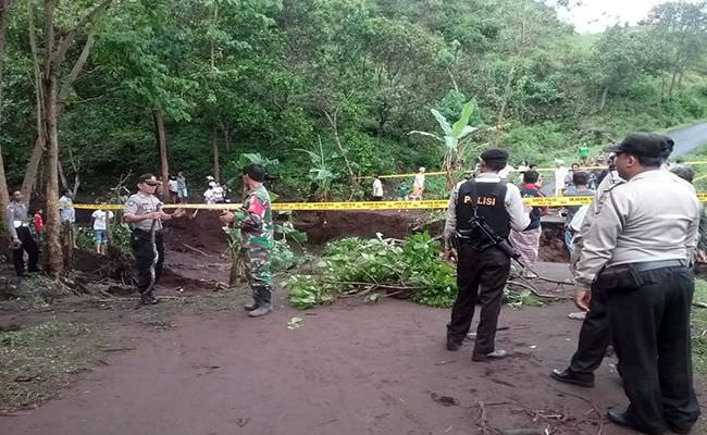 jalan-putus-diterjang-banjir-lumpur-wisatawan-rumah-pohon-terjebak