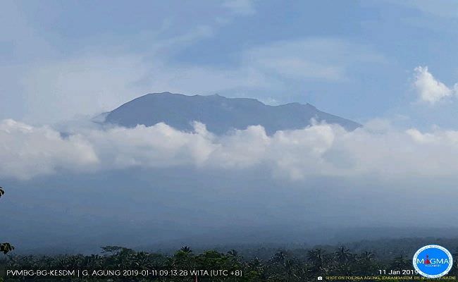 lagi-gunung-agung-dua-kali-keluarkan-hembusan