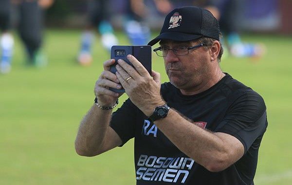 mundur-alasan-sakit-nasib-robert-rene-ke-bali-united-jadi-tanda-tanya
