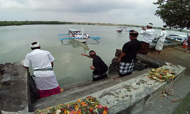 rayakan-kuningan-pemedek-bernostalgia-dengan-jukung-ke-pura-sakenan