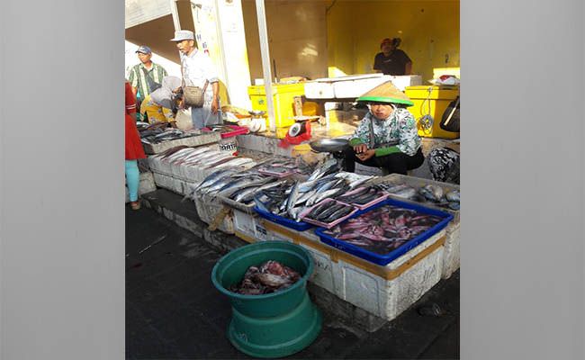 rayakan-malam-tahun-baru-pasar-ikan-kedonganan-diserbu-pembeli