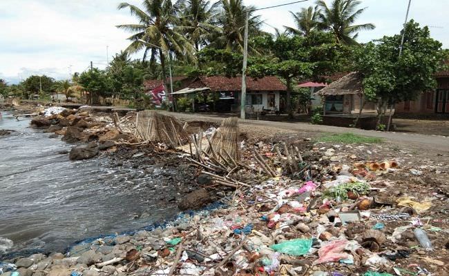 sampah-kiriman-kotori-pantai-pembuahan-bali