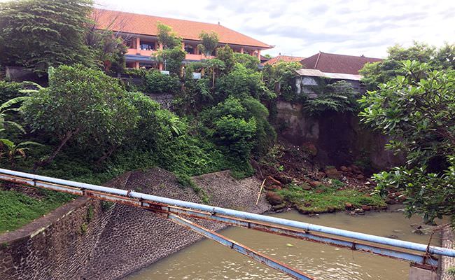 sdn-6-ubung-terancam-ambruk-ke-sungai-ini-langkah-masyarakat
