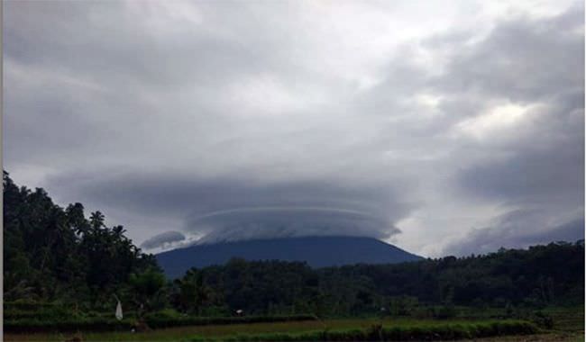 viral-gunung-agung-tertutup-awan-berbentuk-topi-pertanda-apa