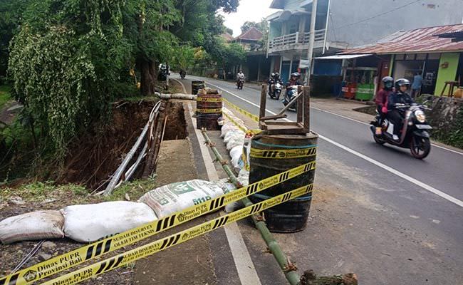 awas-pipa-air-minum-bocor-jalan-singaraja-kintamani-amblas