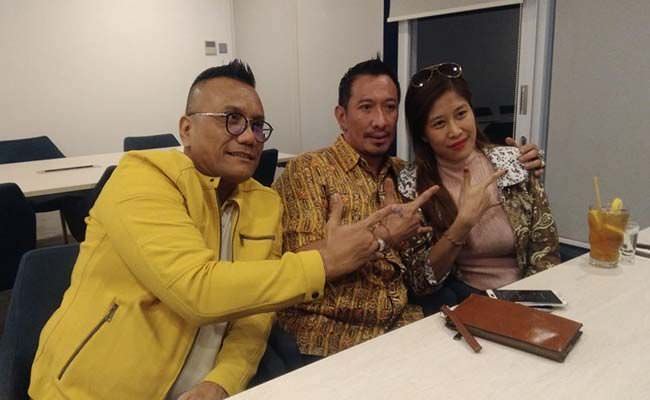 TETAP MAJU: I Ketut Ismaya (tengah) bersama pengacara dan istri saat masih berkasus.