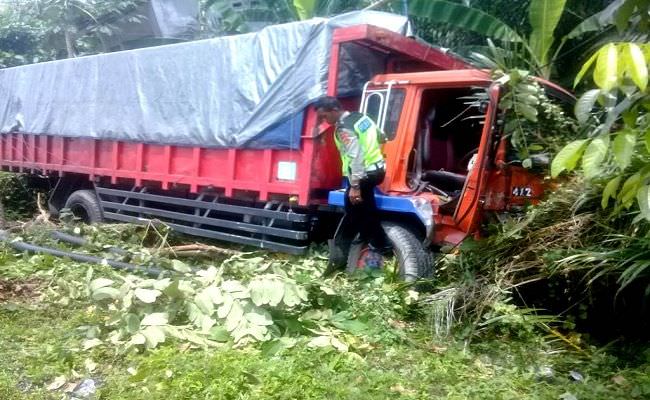 kaget-hindari-mobil-truk-tabrak-tiang-listrik-lalu-nyungsep-ke-kebun
