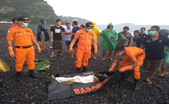mayat-perempuan-mengapung-di-pantai-bugbug-bikin-geger-warga