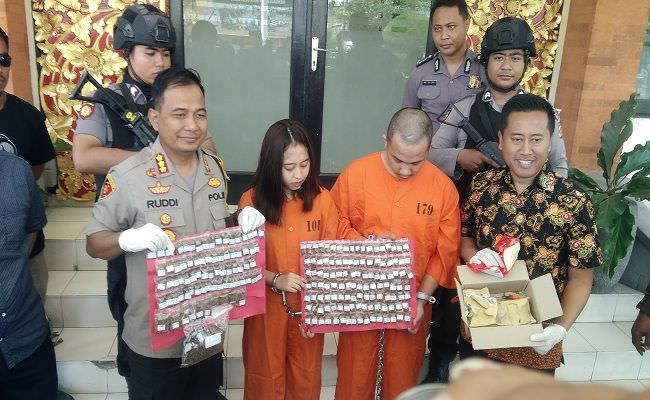 omg-pasutri-muda-digerebek-polisi-amankan-12-kg-tembakau-gorila