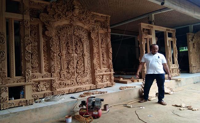 pasar-menjanjikan-pengerajin-ukir-pintu-gebyog-bali-kewalahan-pesanan