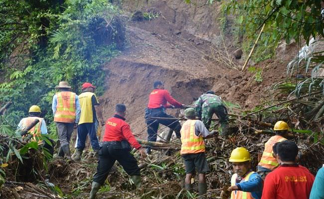 tertimbun-material-longsor-jalur-pupuan-singaraja-lumpuh-tujuh-jam