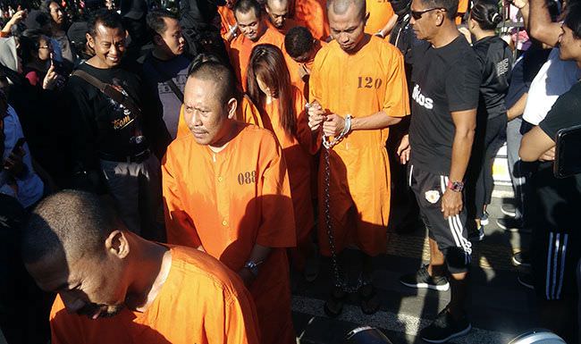 tubuh-dirantai-23-tsk-narkoba-dibikin-malu-polisi-di-lapangan-renon