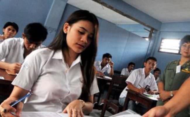 alamak-siswa-smk-ujian-pengawas-malah-asyik-main-handphone