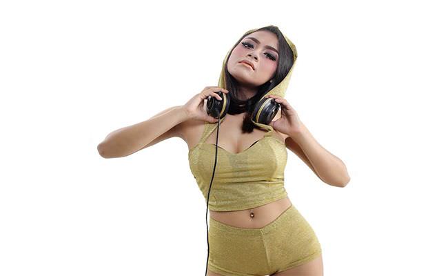 bukan-sekadar-seksi-dj-amelia-rajin-lahirkan-karya-baru