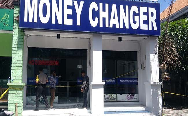 cckkkmoney-changer-dirampok-pagi-buta-uang-rp-900-juta-dibawa-kabur