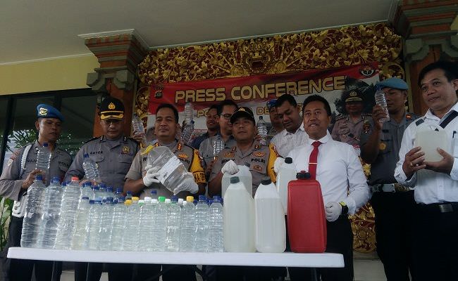 digerebek-jual-arak-jelang-pengerupukan-23-pedagang-terancam-sanksi