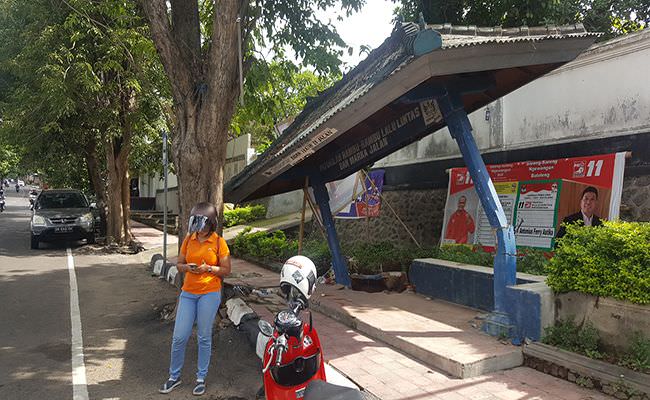 digerus-air-selokan-halte-pasar-buleleng-ambruk