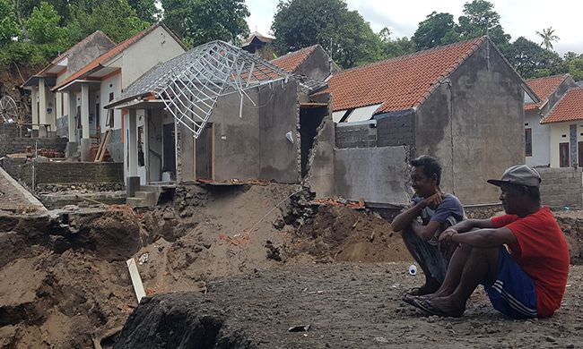 disapu-air-bah-rumah-subsidi-seharga-rp-150-juta-diterjang-banjir