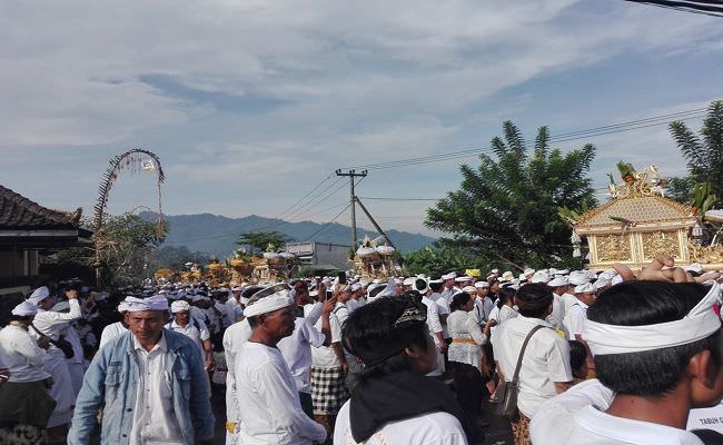 kejadian-langka-ida-bathara-lingsir-memargi-disambut-hujan-abu