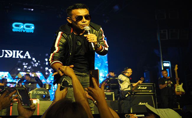kenang-yang-tersakiti-judika-hipnotis-pengunjung-boshe-vvip