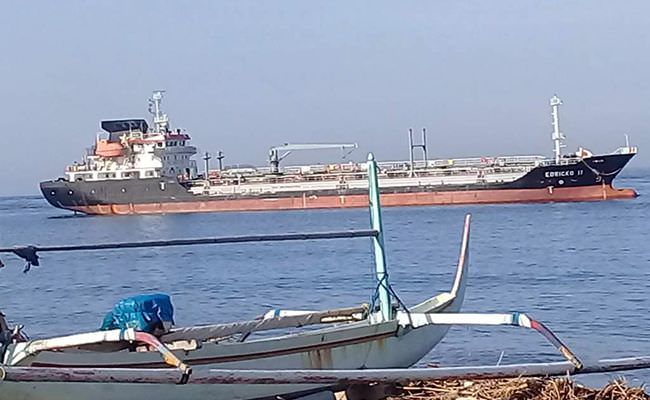 mendadak-mesin-rusak-tanker-pengangkut-aspal-kandas-di-selat-bali