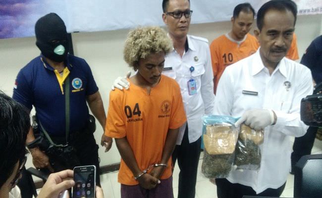 ambil-paket-ganja-77-ons-di-kantor-pos-pelatih-surfing-ditangkap