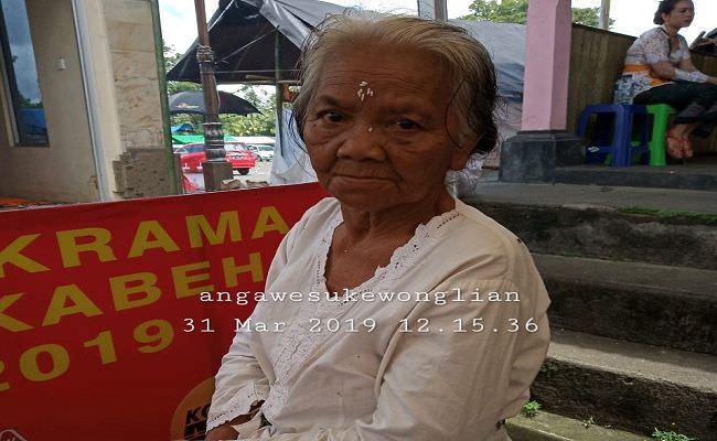 duh-sembahyang-di-besakih-banyak-pemedek-manula-terpisah-rombongan
