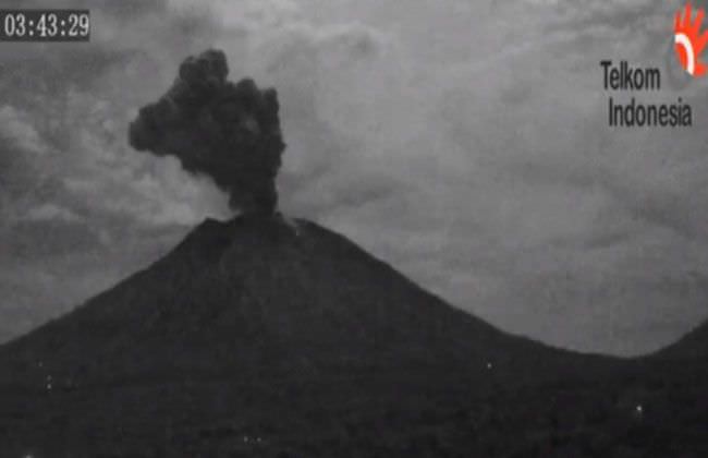 erupsi-subuh-subuh-abu-erupsi-gunung-agung-menyebar-ke-denpasar