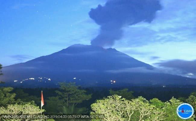 jelang-matahari-muncul-gunung-agung-erupsi-setinggi-1000-meter